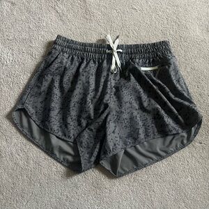 Vuori Clementine 4in running shorts in Chia Stucco color